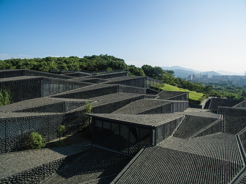 青瓦連綿、隱身山林間的博物館!建築大師隈研吾操刀如水墨畫般的杭州民俗藝術博物館 | La Vie