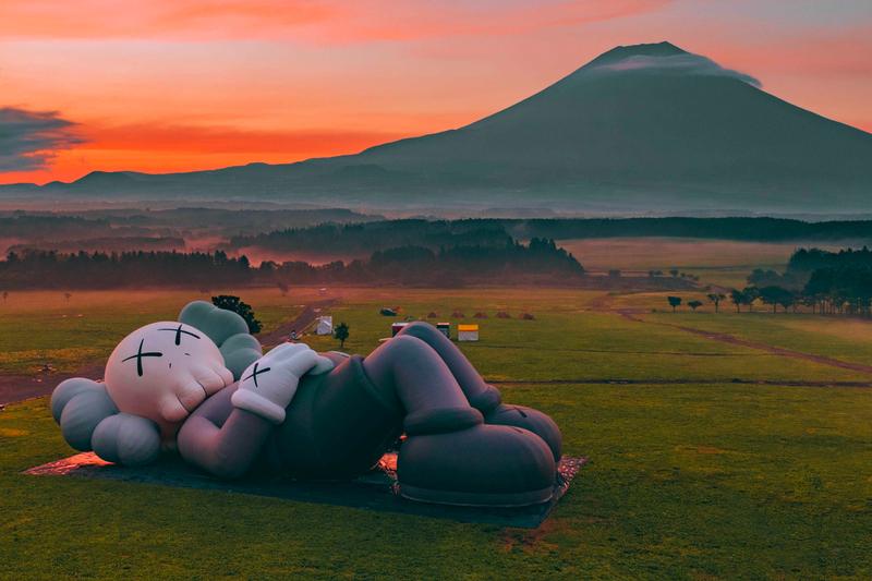 KAWS：HOLIDAY》40米巨型公仔登陸日本富士山！KAWS版富士山商品