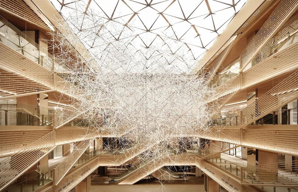 飄在銀座的奇幻雲朵！吉岡德仁《Prismatic Cloud》無形光雕塑亮相東京