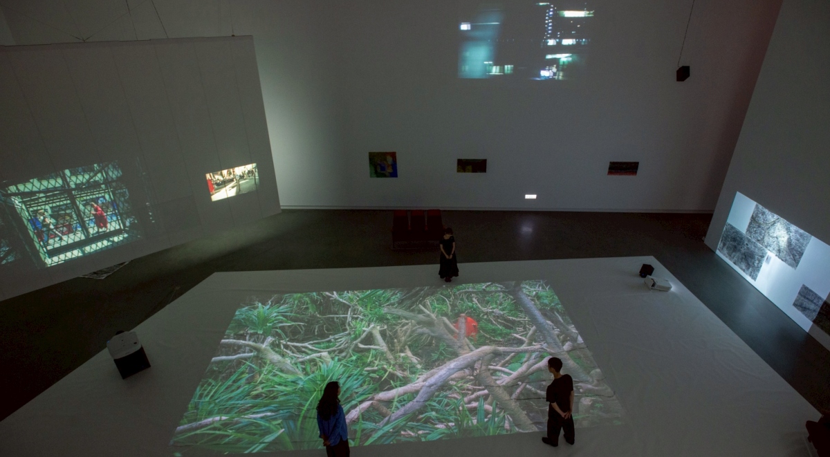 高美館《行者十步：蔡明亮》開展：打破電影院與美術館的界線，走進蔡明亮的當代影像世界 | La Vie